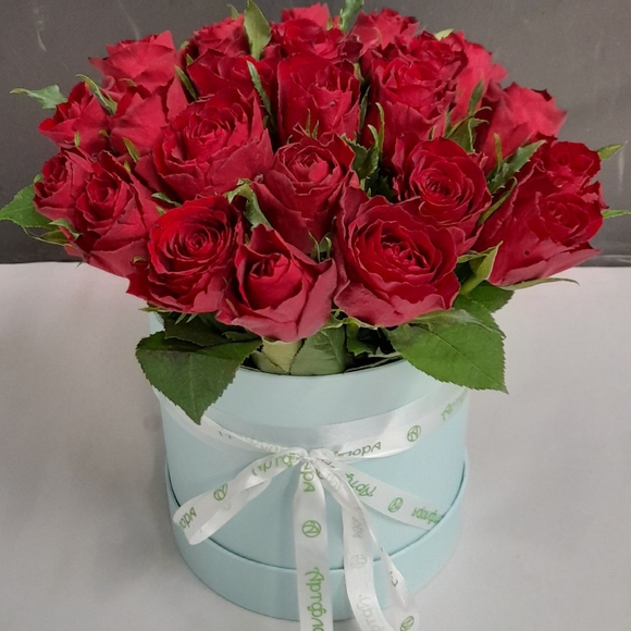 Букет в шляпной коробке small из 25 красных роз (Кения)