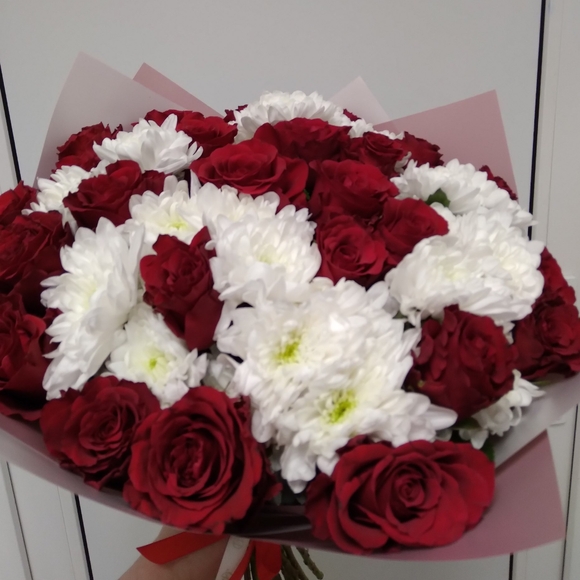 Букет из кенийских роз и кустовой хризантемы - L