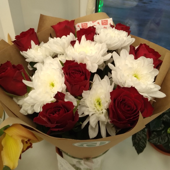 Букет из красных роз и кустовых хризантем - S