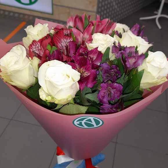 Букет из белых роз и альстромерии - S