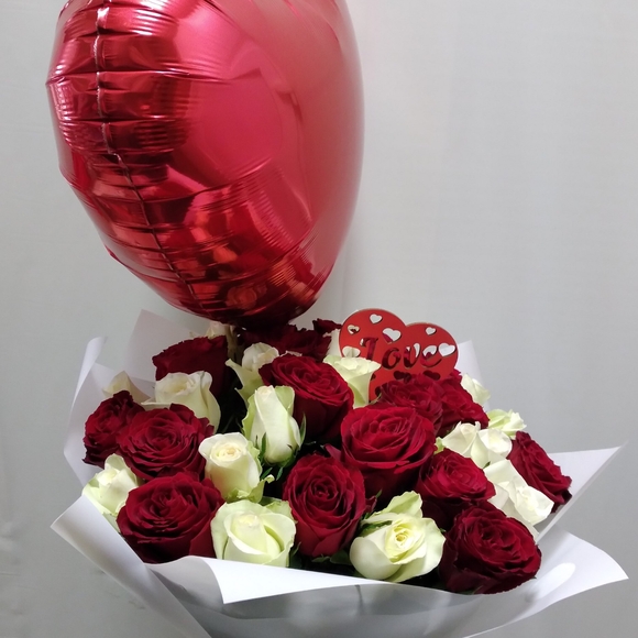 Набор размер L с букетом 35 красных и белых роз Кения (50 см)