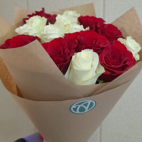 Букет из 15 красных и белых роз 50 см (Кения)