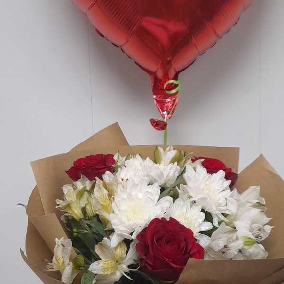 Букет из красных роз, хризантемы и альстромерии микс