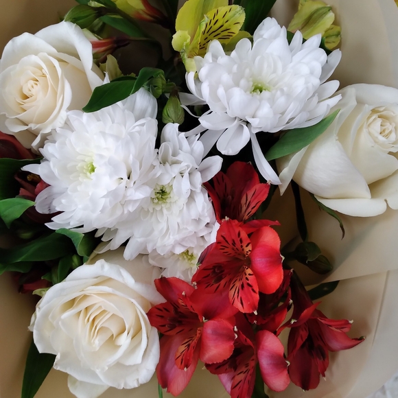 Букет из белых роз, хризантемы и альстромерии микс