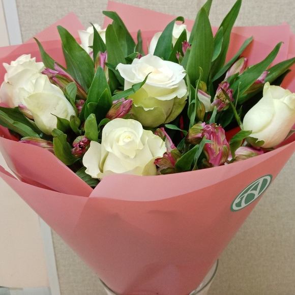 Букет из белых роз и альстромерии - S