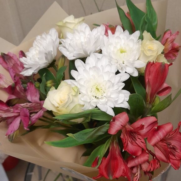 Букет из белых роз, хризантемы и альстромерии микс