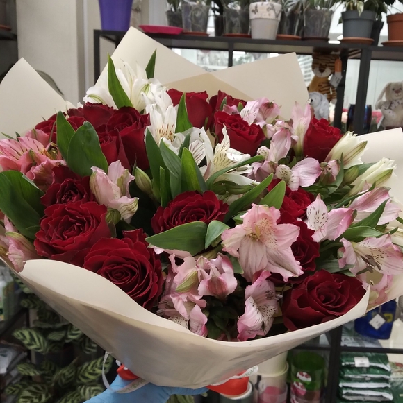 Букет из красных роз (Кения) и альстромерии - L
