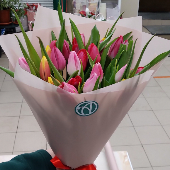 Букет из 25 тюльпанов яркий микс