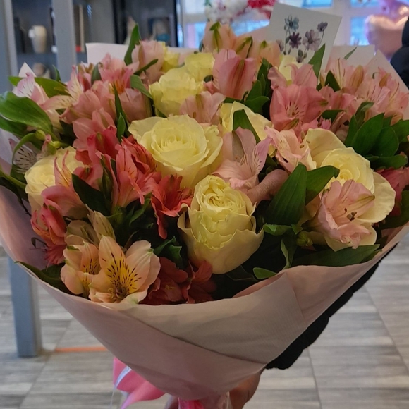 Букет из белых эквадорских роз и альстромерии микс - М