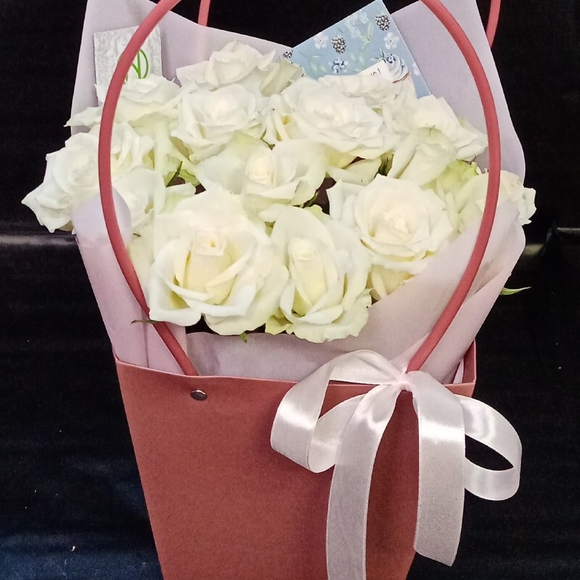 Цветочная сумочка с белыми розами - S