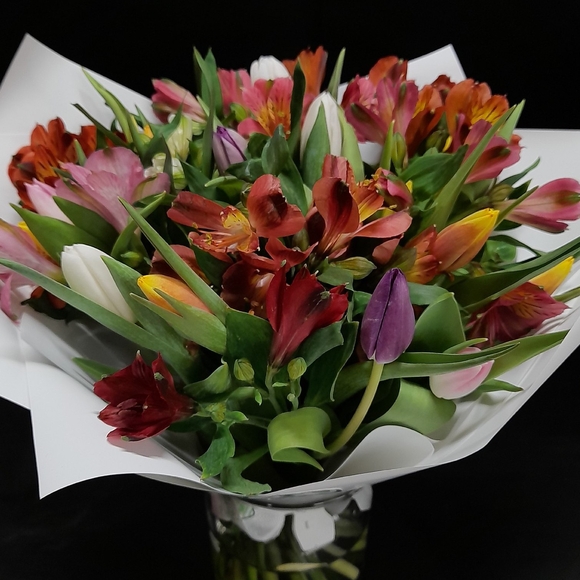 Букет из тюльпанов и альстромерии микс - L
