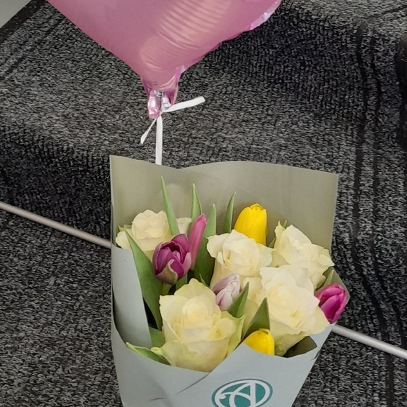 Букет из белых роз и тюльпанов микс - S