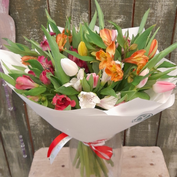 Букет из тюльпанов и альстромерии микс - L