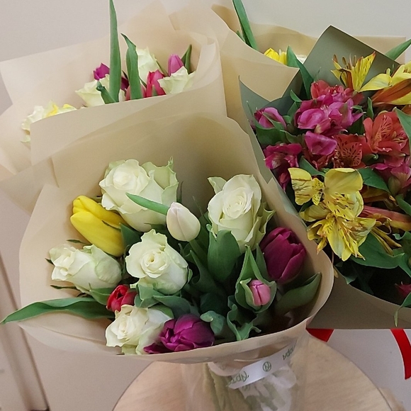 Букет из белых роз и тюльпанов микс - S