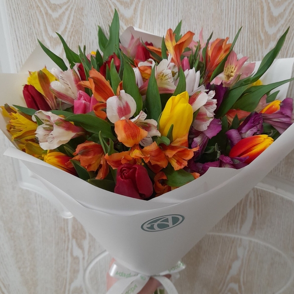 Букет из тюльпанов и альстромерии микс - L