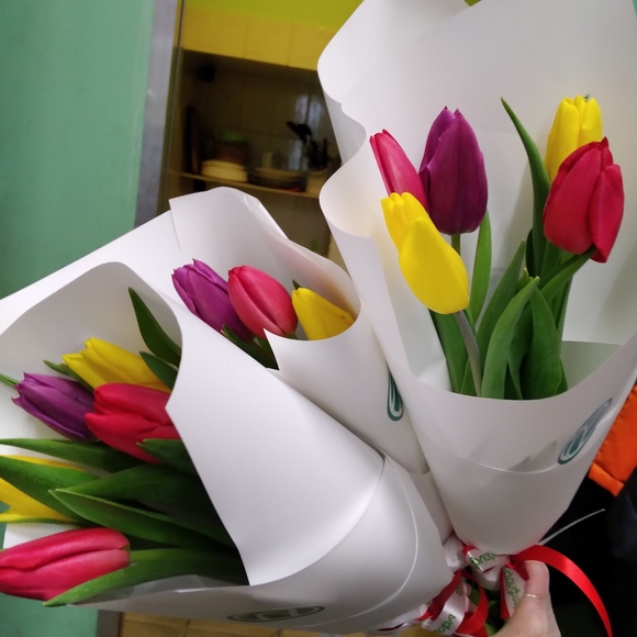 5 тюльпанов микс в белой упаковке