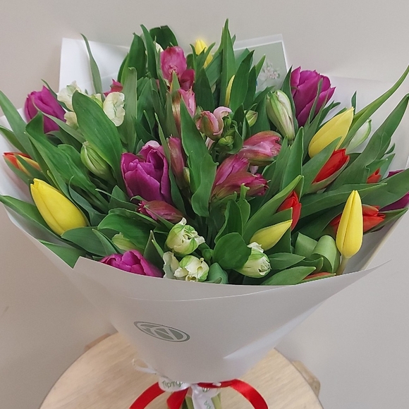 Букет из тюльпанов и альстромерии микс - L