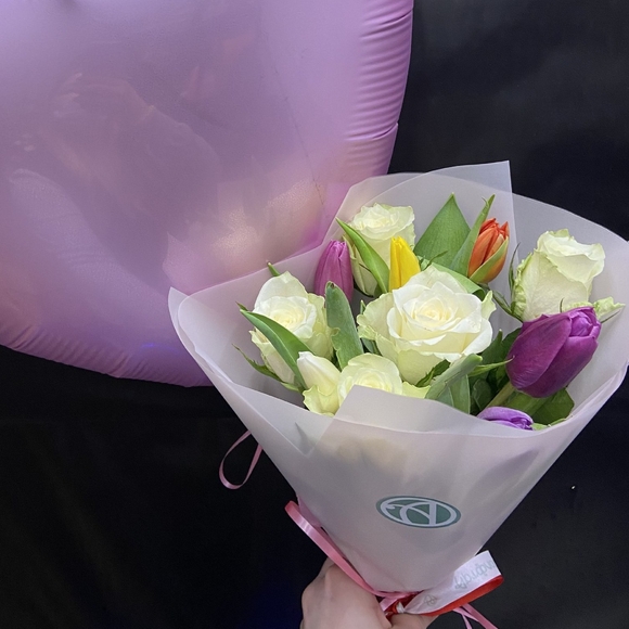 Букет из белых роз и тюльпанов микс - S