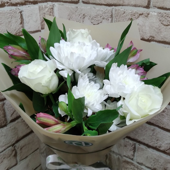 Букет из белых роз, хризантемы и альстромерии микс