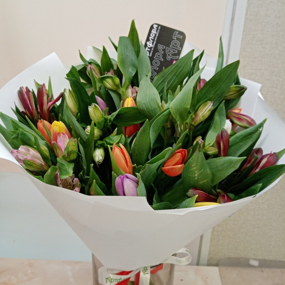 Букет из тюльпанов и альстромерии микс - L