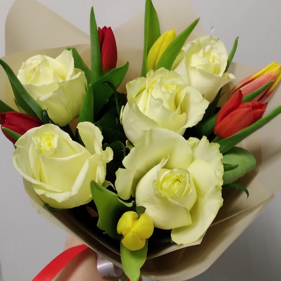 Букет из белых роз и тюльпанов микс - S
