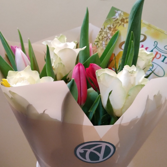 Букет из белых роз и тюльпанов микс - S