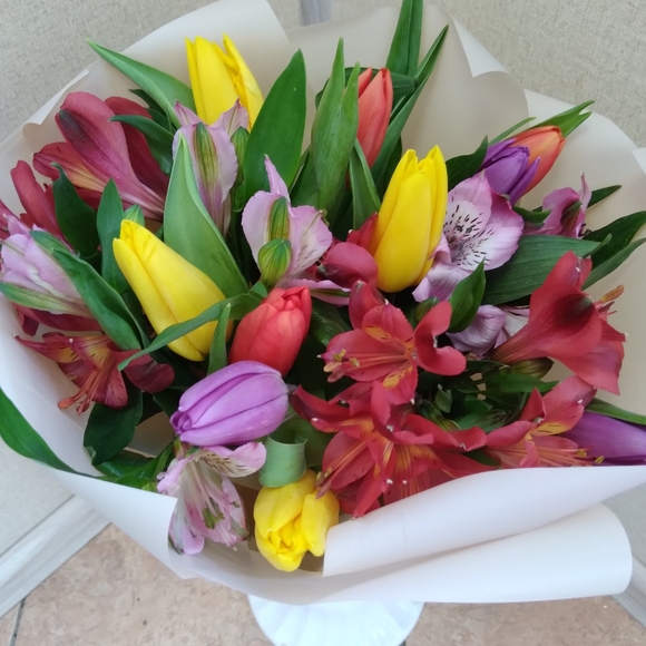 Букет из тюльпанов и альстромерии микс - S