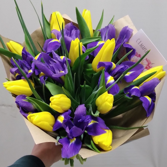 Букет из желтых тюльпанов с ирисами - М