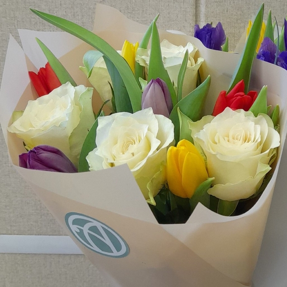 Букет из белых роз и тюльпанов микс - S