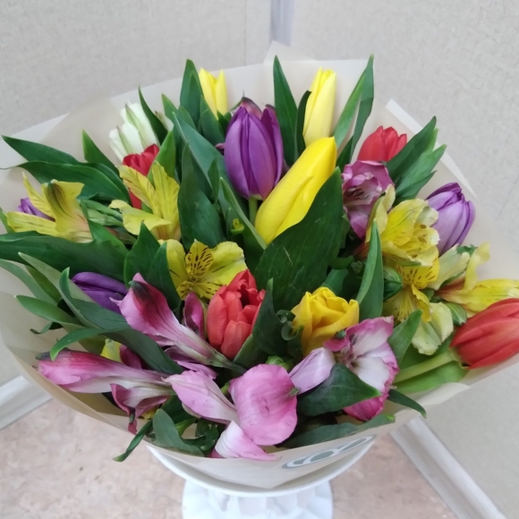 Букет из тюльпанов и альстромерии микс - S