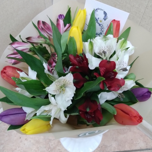 Букет из тюльпанов и альстромерии микс - S