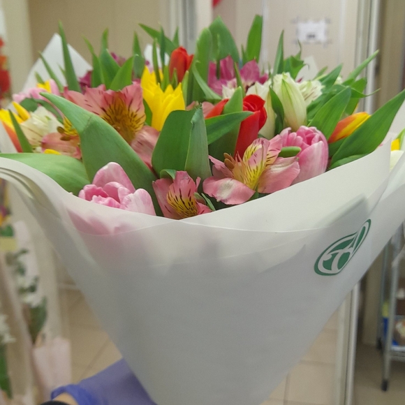 Букет из тюльпанов и альстромерии микс - L