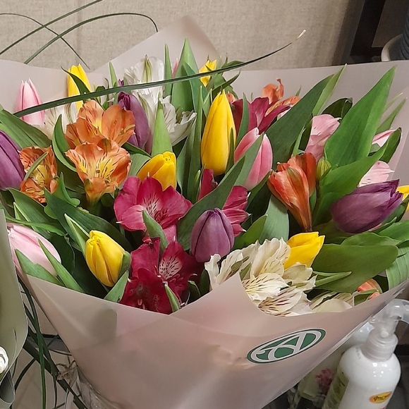 Букет из тюльпанов и альстромерии микс - L