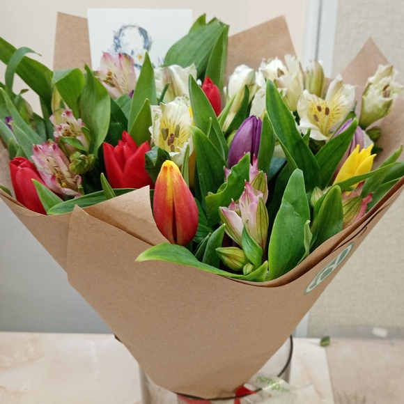 Букет из тюльпанов и альстромерии микс - М