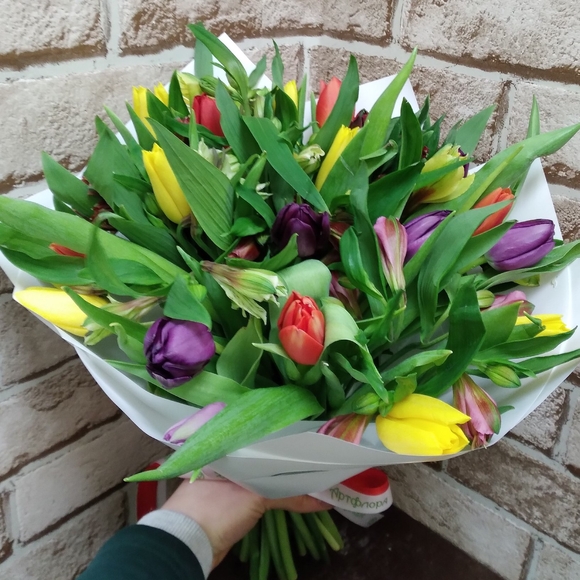 Букет из тюльпанов и альстромерии микс - L