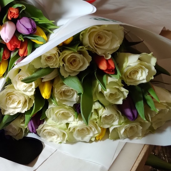 Букет из белых роз и тюльпанов микс - М