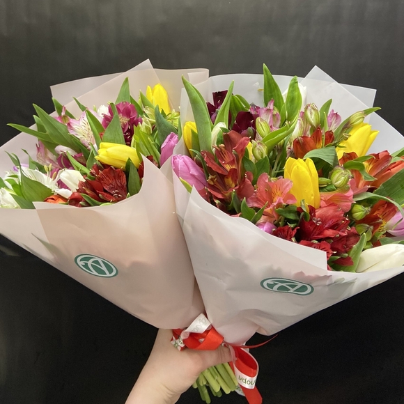 Букет из тюльпанов и альстромерии микс - S
