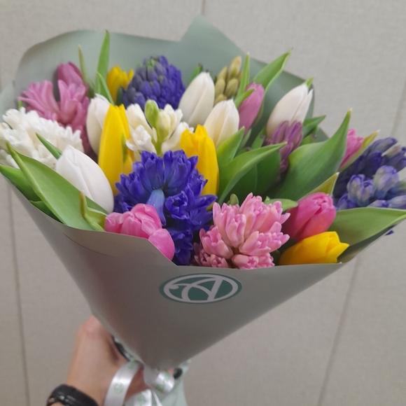 Букет из тюльпанов яркий микс с гиацинтами микс