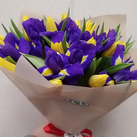 Букет из желтых тюльпанов с ирисами - М