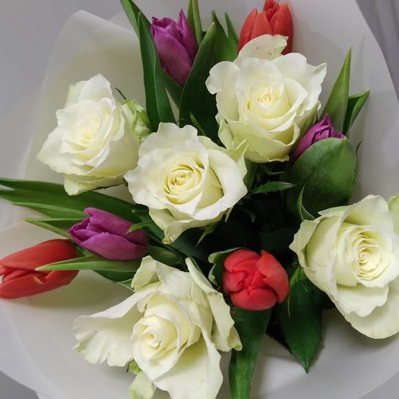 Букет из белых роз и тюльпанов микс - S