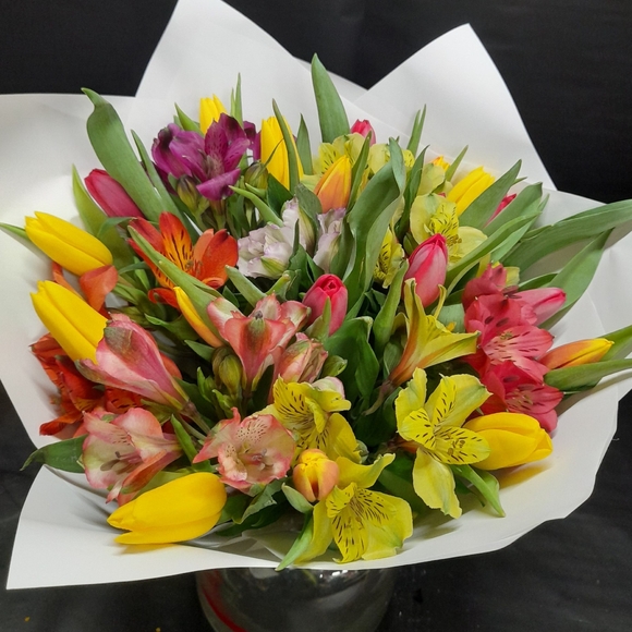 Букет из тюльпанов и альстромерии микс - L