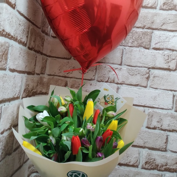 Набор размер M+ с букетом тюльпаны и альстромерия М