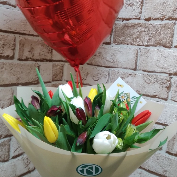 Набор размер M+ с букетом тюльпаны и альстромерия М