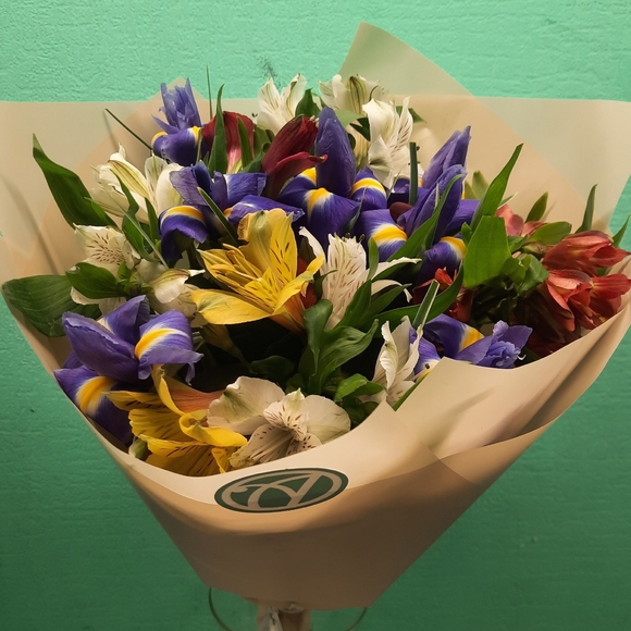 Букет из синих ирисов и альстромерии микс - S