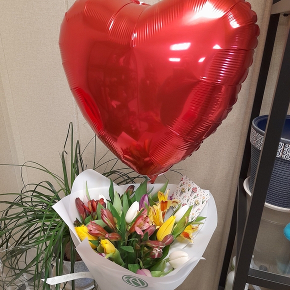 Набор размер M+ с букетом тюльпаны и альстромерия М