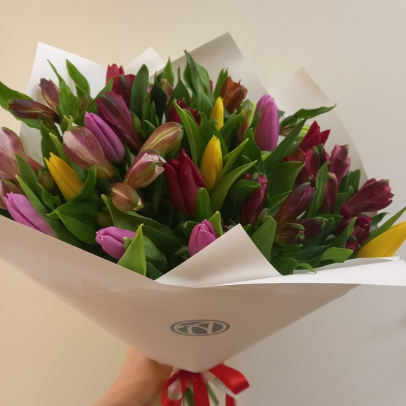 Букет из тюльпанов и альстромерии микс - L