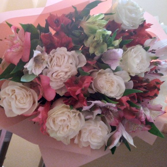 Букет из белых эквадорских роз и альстромерии микс - М