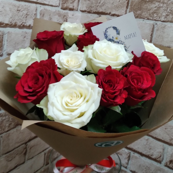 Букет из 15 красных и белых роз 50 см (Кения)