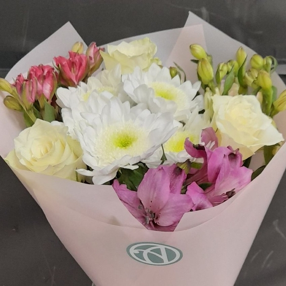 Букет из белых роз, хризантемы и альстромерии микс