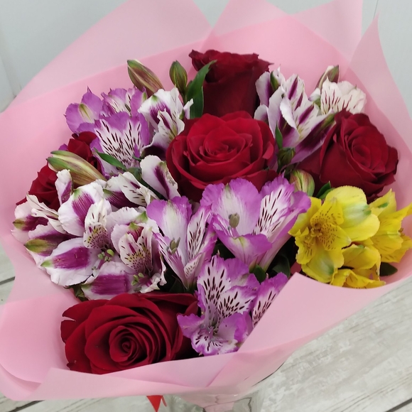 Букет из красных эквадорских роз и альстромерии микс - S